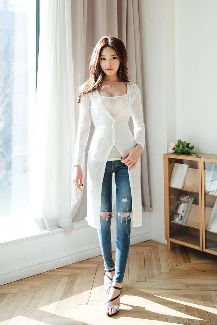 高清室内韩国牛仔裤美女图片