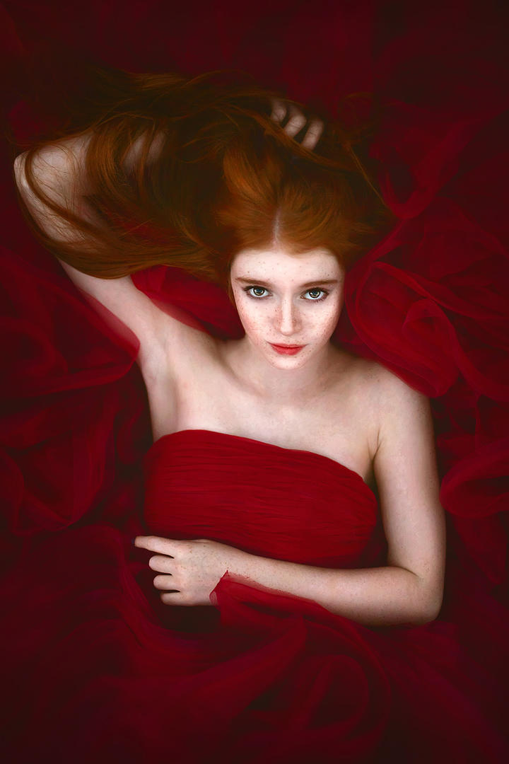 一身红裙的欧美气质美女艺术写真