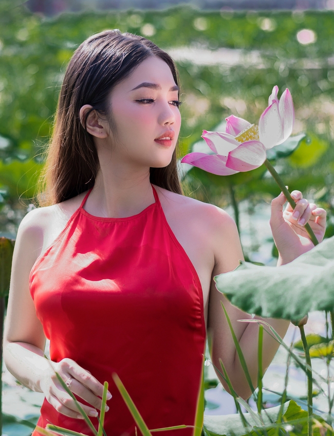 极致性感红色肚兜美女西西人体图片