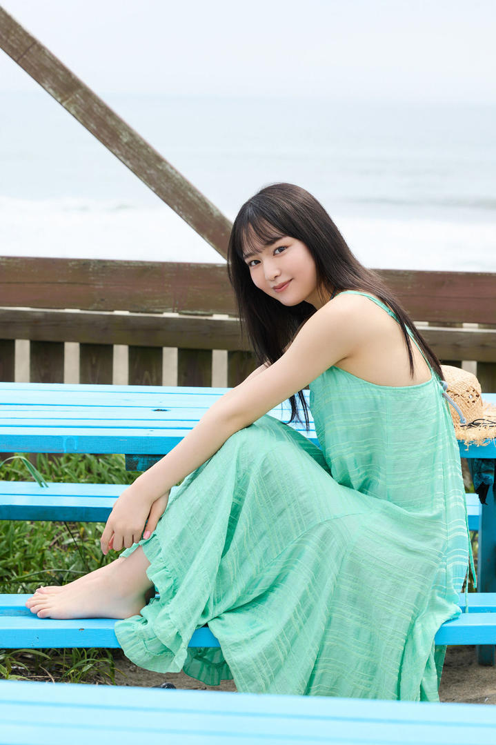 坐在长椅上的日本清纯长发美女高清写真图片