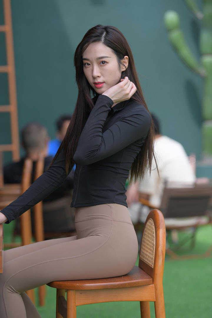 坐在椅子上的紧身裤美女3A街拍女神图片