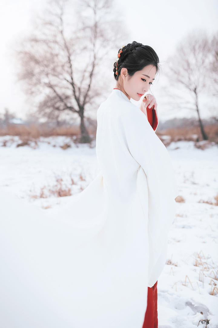 雪地中的高清唯美古装美女艺术写真图片