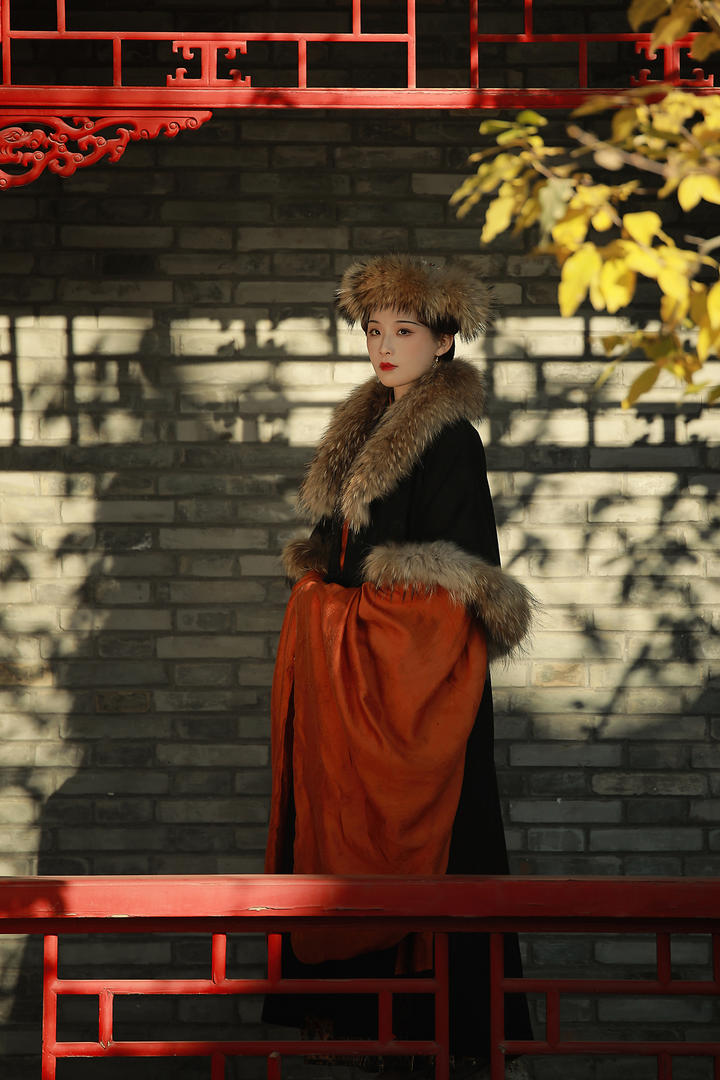 穿貂皮大衣的古韵东方美女艺术照图片