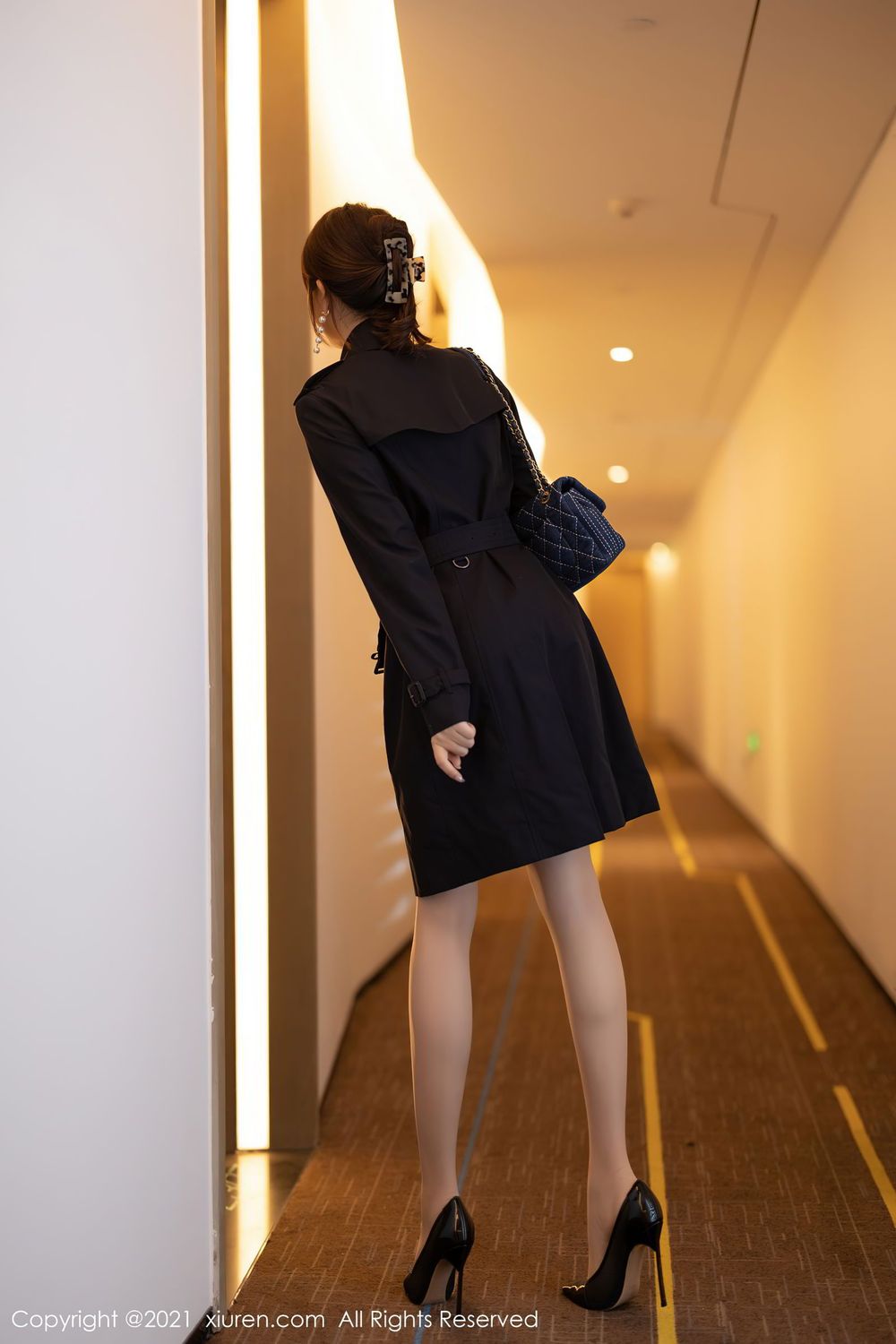 秀人网性感女神芝芝Booty丝袜美腿透视制服足量情趣写真