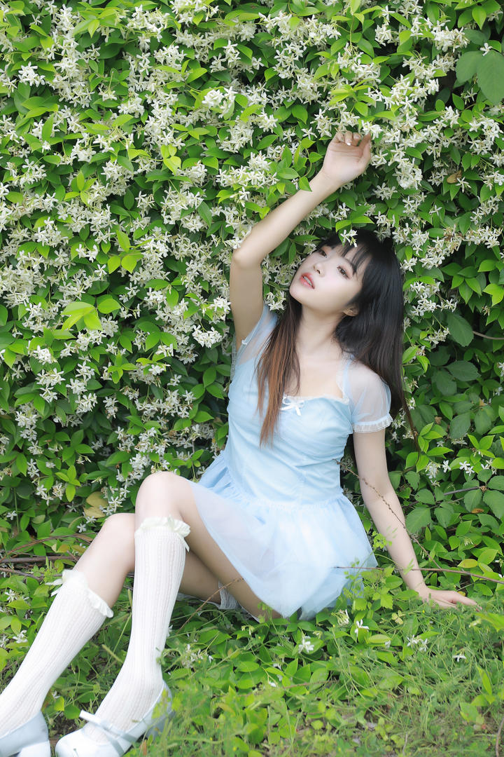 国产SUV精品一区二大学生美女艺术照