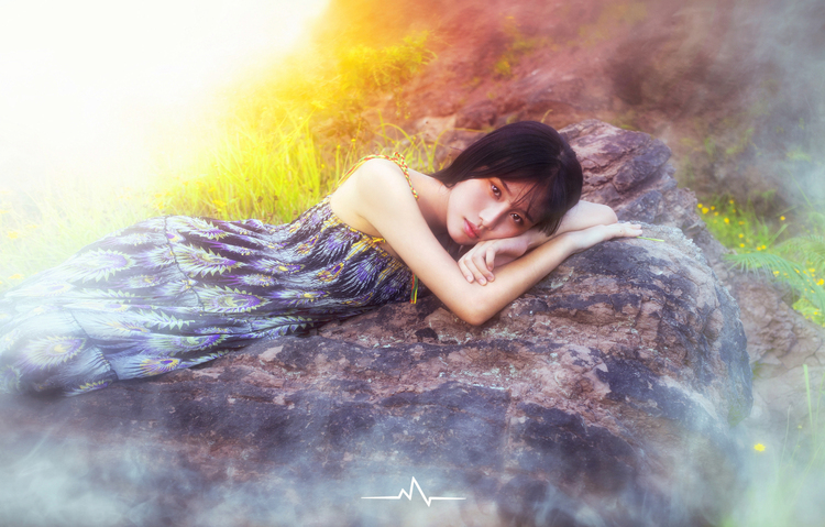 长裙少女沐浴在夏日的美梦中