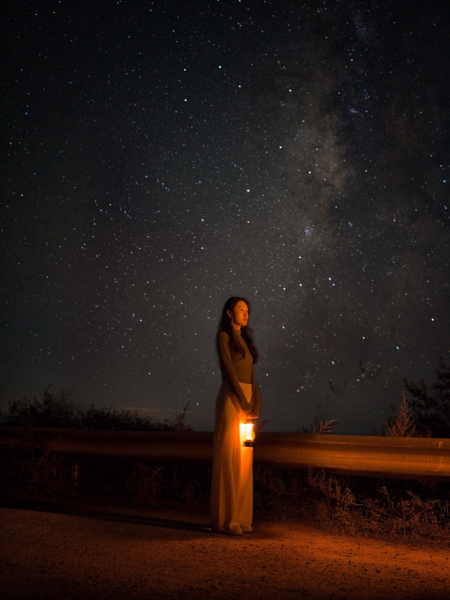 站在星空下的美女图片