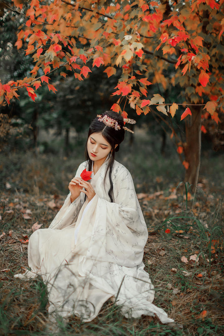 手里拿着红叶的古典汉服美女高清壁纸图片大全