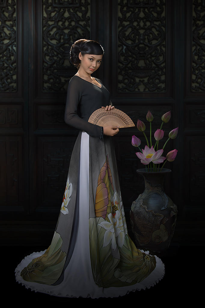 穿着长裙的越南美女古典美女人像艺术写真图片