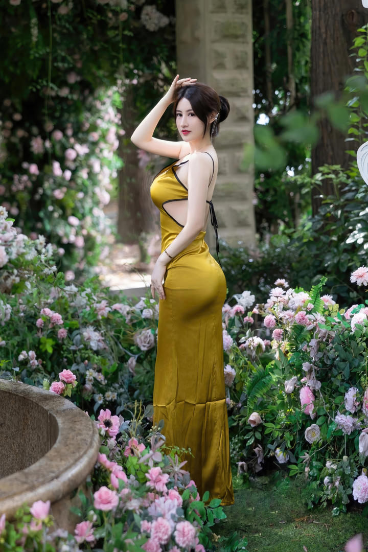 小小花园里的优雅翘臀美女诗诗798艺术写真图片