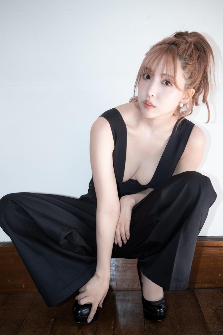 魅力十足的日本AV女优三上悠亚个人艺术照片