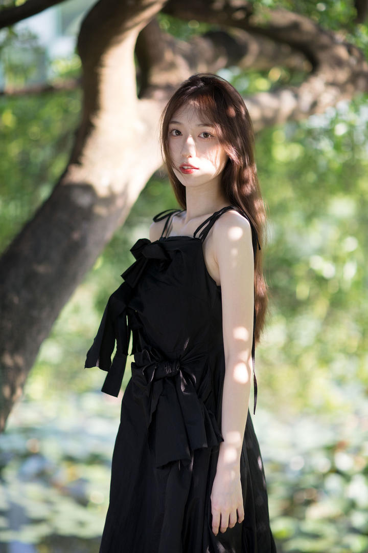 穿黑色吊带连衣裙的清纯美女图片高清壁纸欣赏