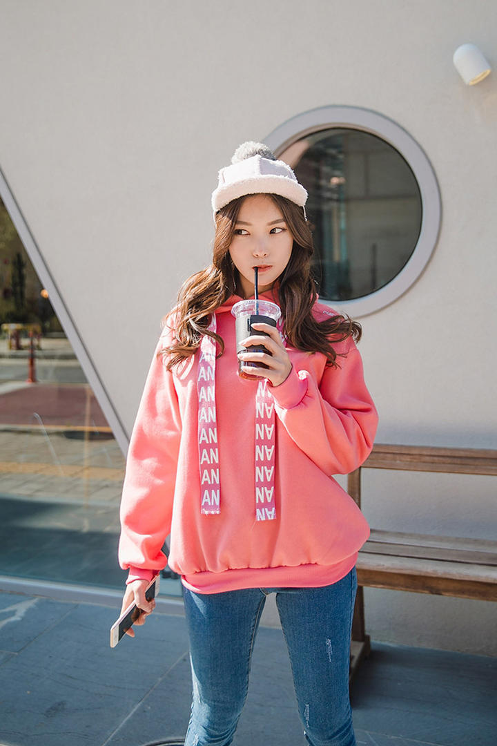 喝饮料的韩国高清美女图片