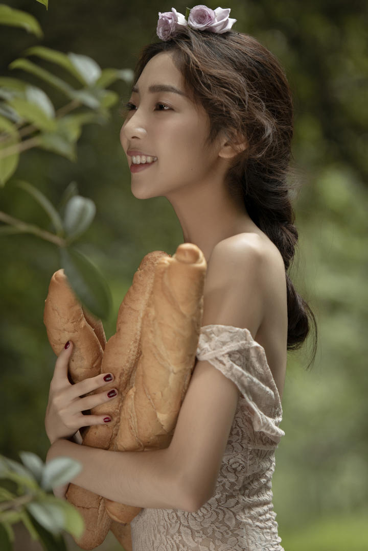 抱着面包的白瘦幼美女个人唯美写真图片