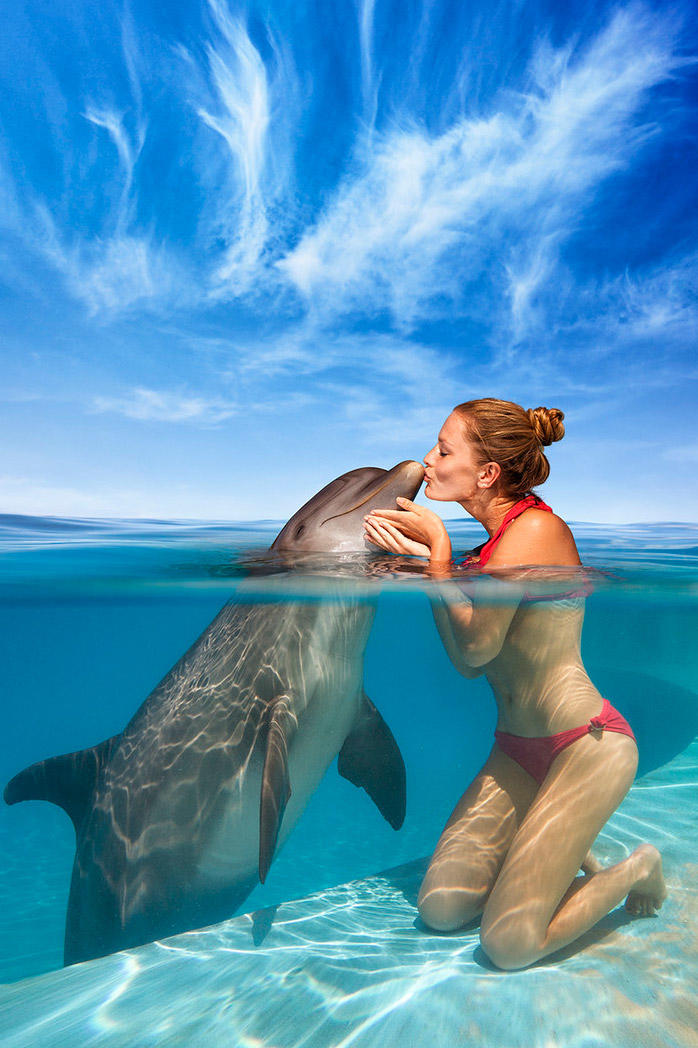 亲吻海豚的外国美女图片
