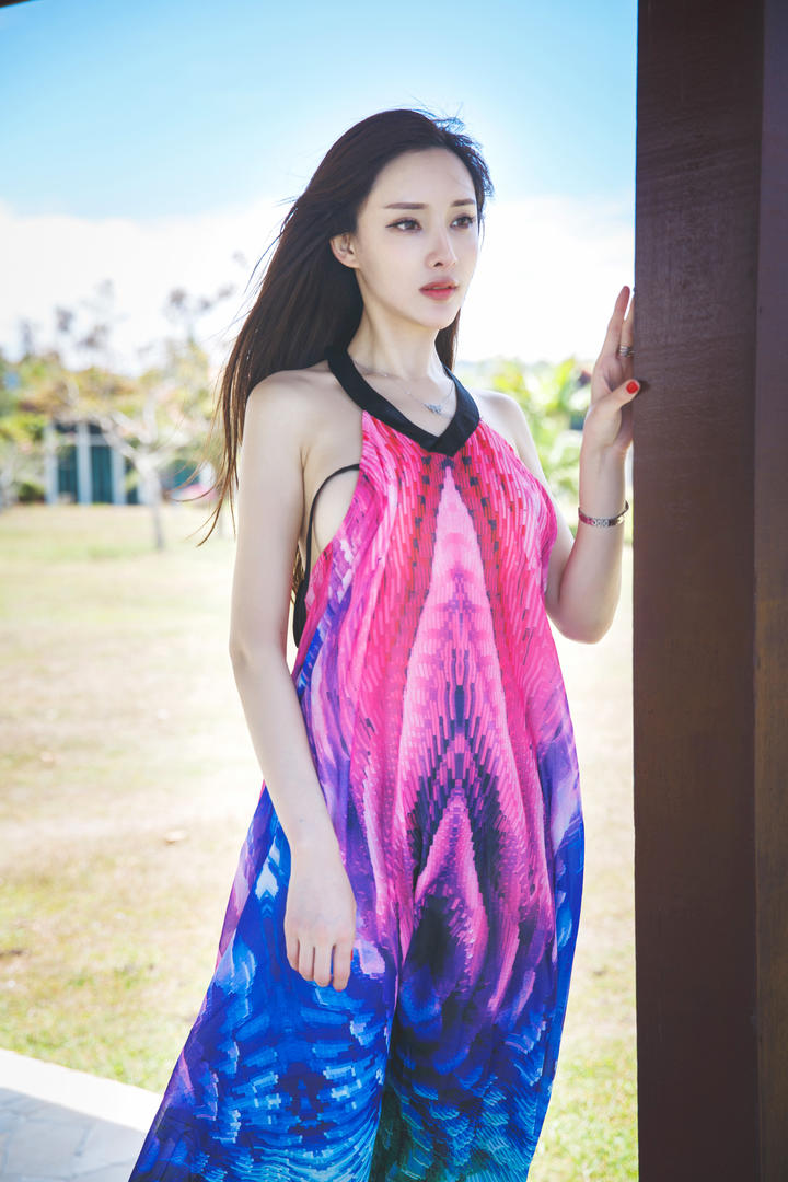 穿着彩色长裙的极品美女图片