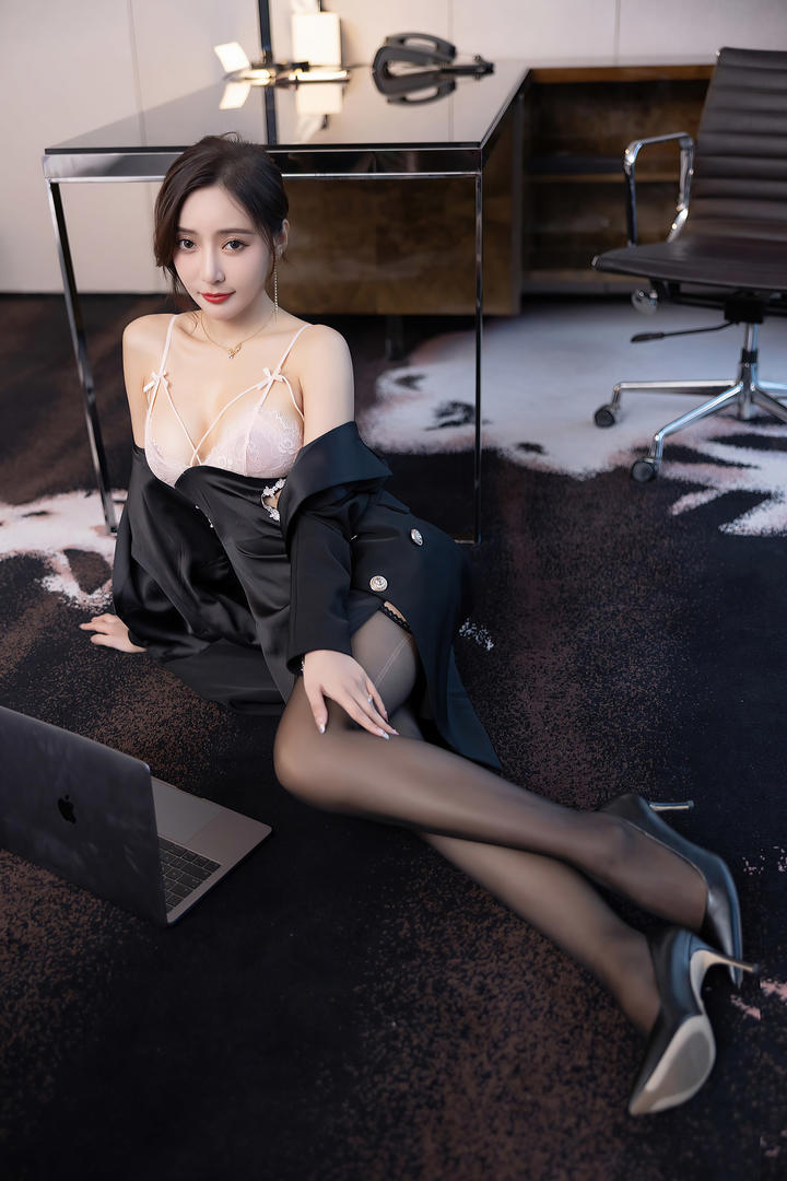 坐在地毯上办公的黑丝袜美女王馨瑶性感写真套图