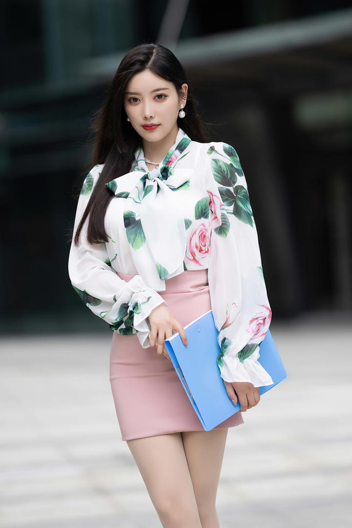 美艳绝伦的性感美女秘书杨晨晨高清写真图片