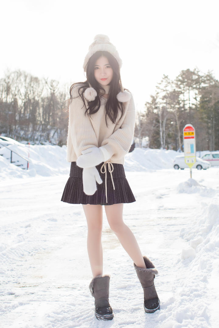 雪地里的高清气质女生写真
