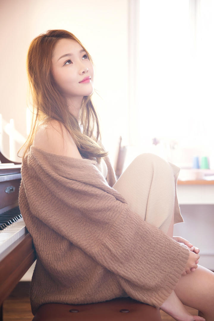 坐在钢琴边的气质美女主播高清美女手机壁纸图片