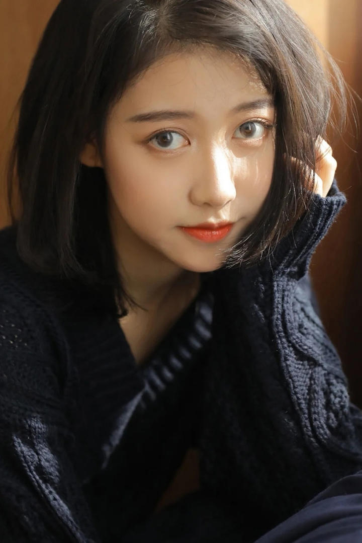 唯美黑色毛衣清纯美女写真图片