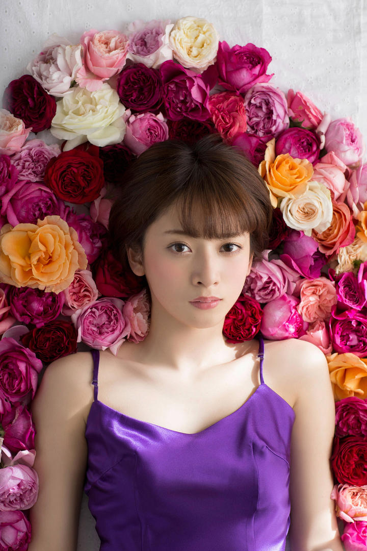 躺在花朵里的清纯美女图片