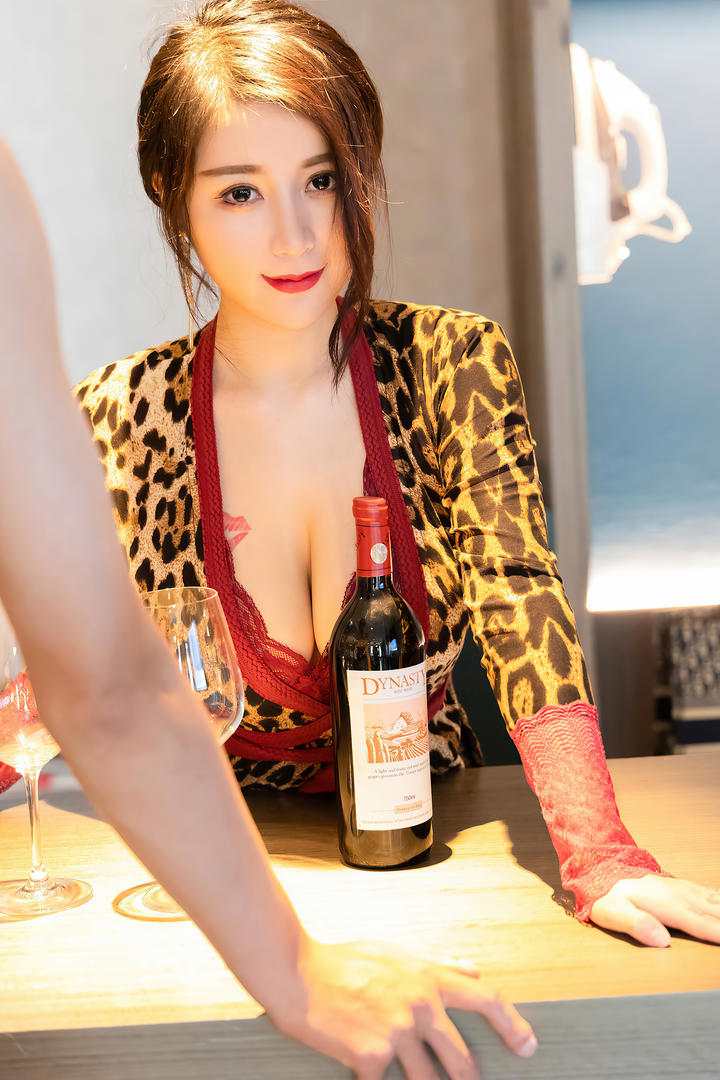 独自买醉的豹纹性感美女美七私密写真套图