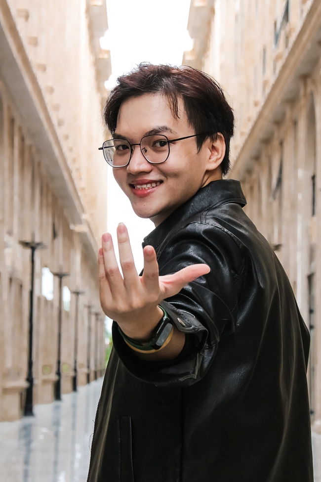 戴眼镜的亚洲帅哥图片