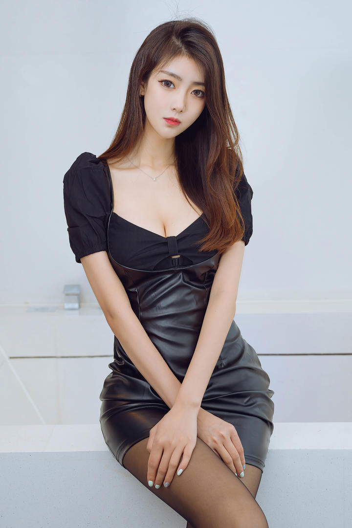 成熟迷人的御姐可樂丝袜美腿诱惑性感写真图片
