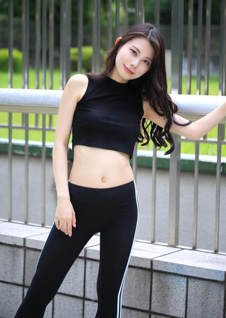 栏杆边的高清细腰健身美女图片