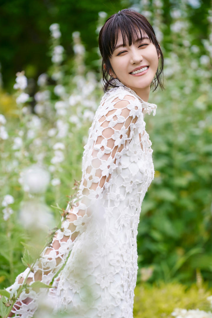 穿白色连体裙的日本美女户外唯美写真图片