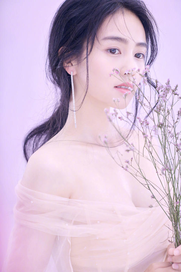 捧着花束的唯美国内女明星手机壁纸白鹿写真图片下载