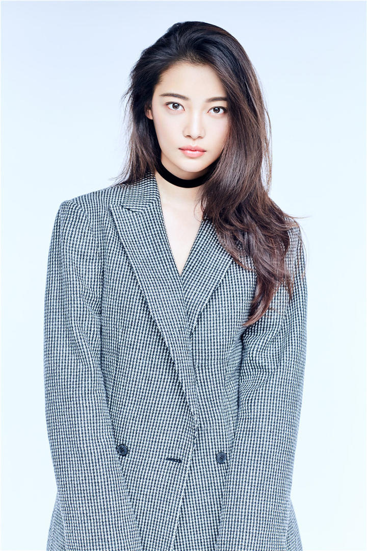 穿着西装的高清美女明星田依桐写真图片