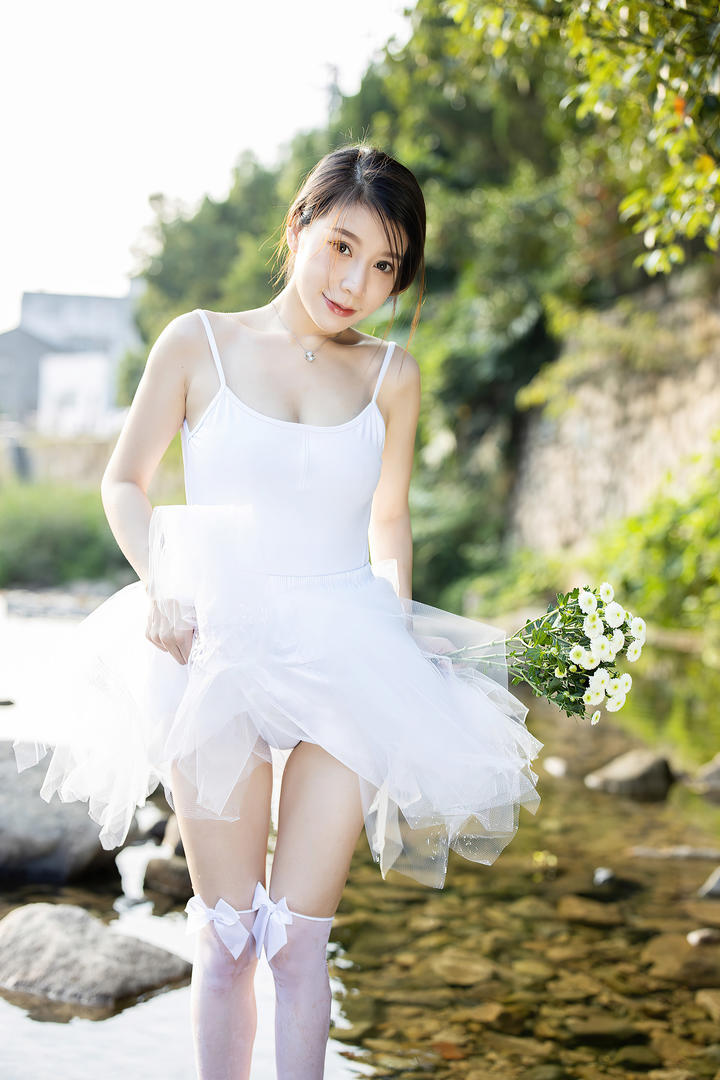 站在小溪边的清纯养眼美女嘉宝贝儿户外写真图片