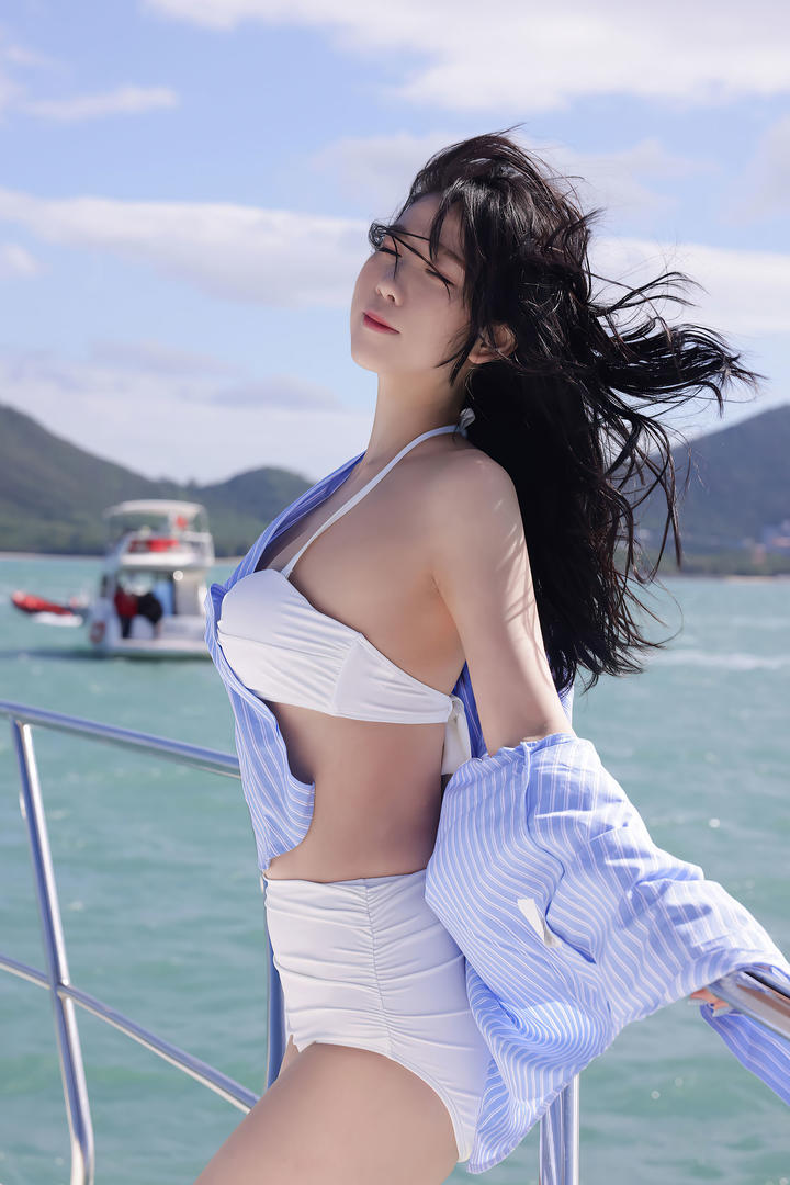 沐浴阳光的性感比基尼泳衣小姐姐李雅柔高清写真图片