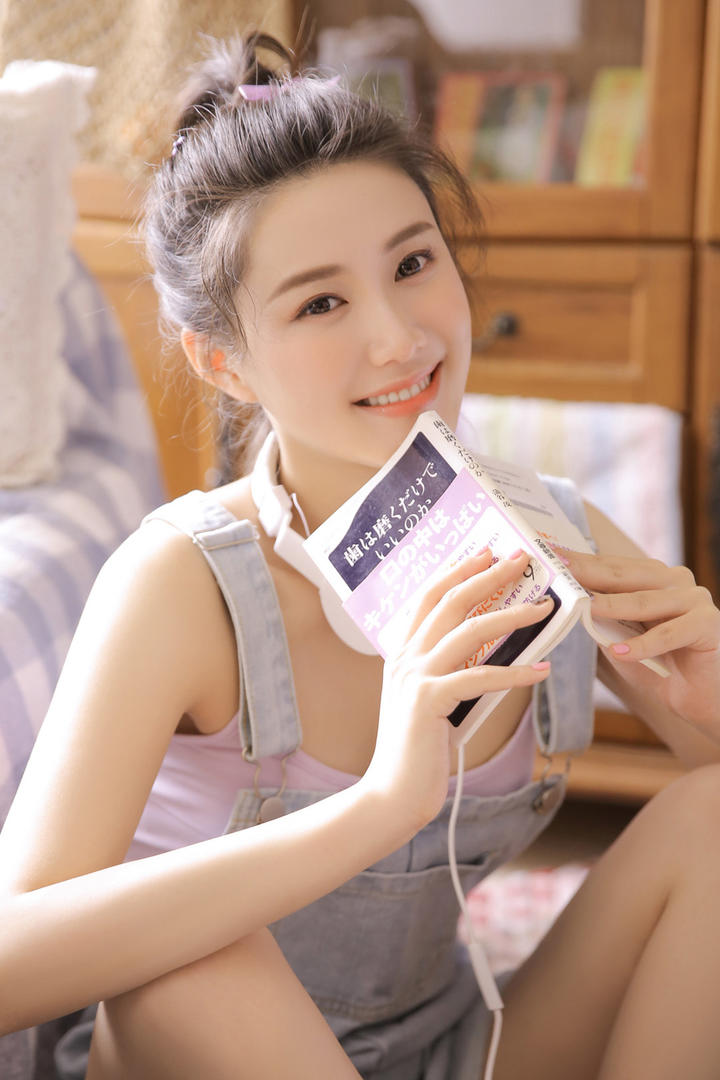 看书的养眼美女头像女生简单气质图片