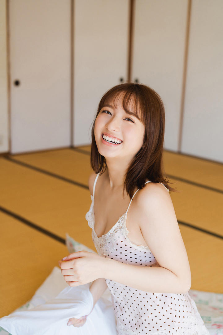 日本成熟美女吊带写真