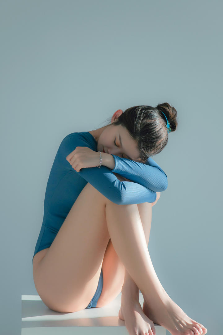 抱着腿休息的瑜伽服美女老师相霖艺术写真图片