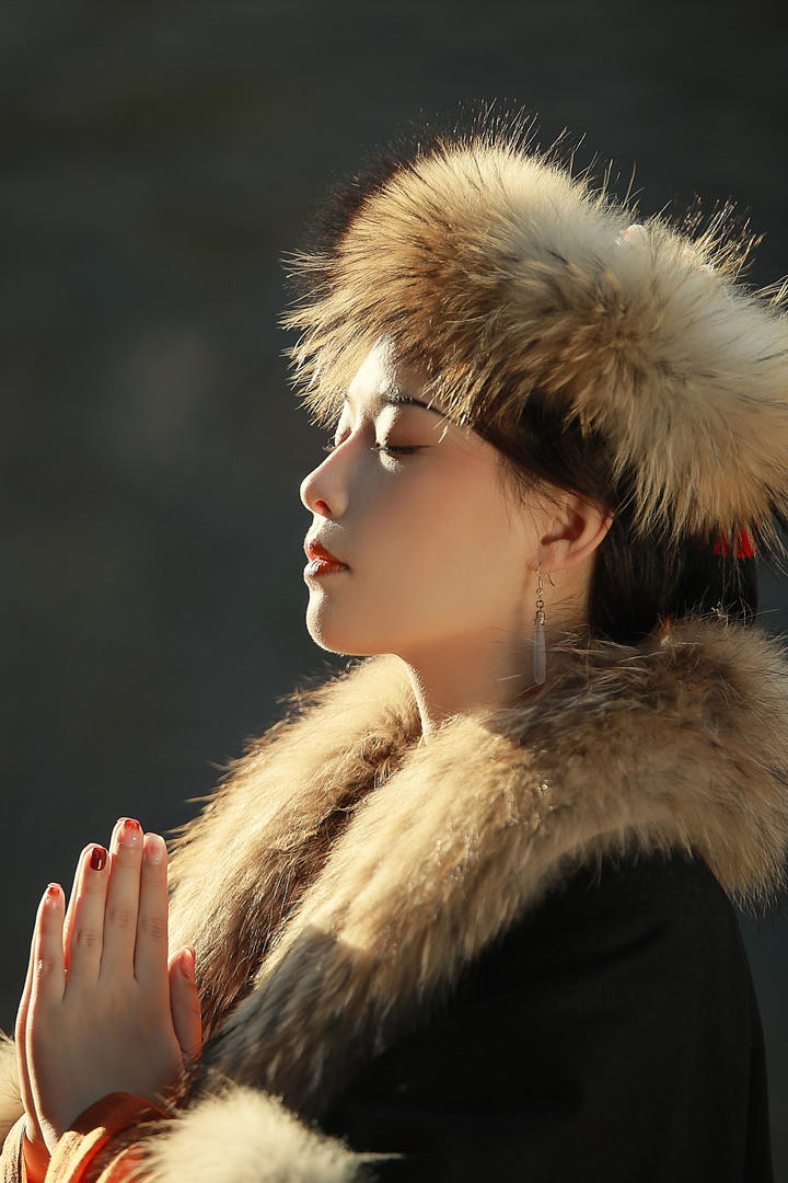 虔诚祈祷的古装古韵美女侧脸写真图片