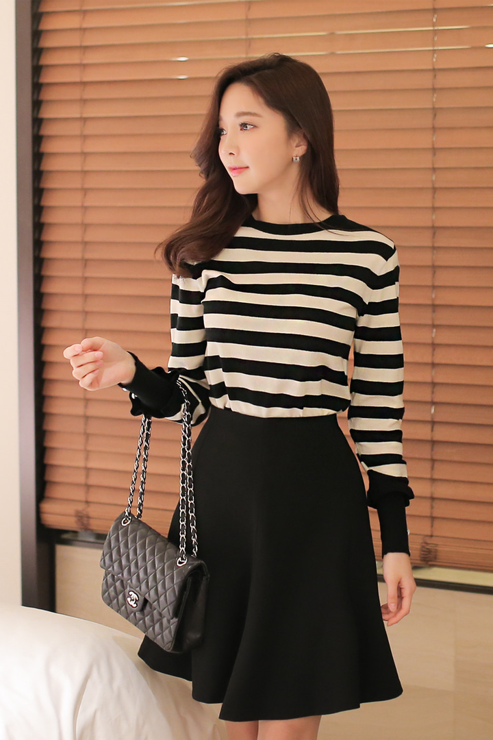 穿着黑白条纹衣服的韩国气质美女朴秀妍图片