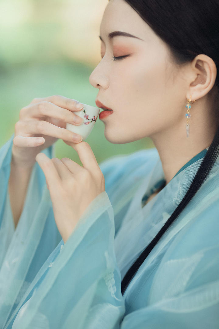 喝酒的唯美漂亮古装美女侧脸图片