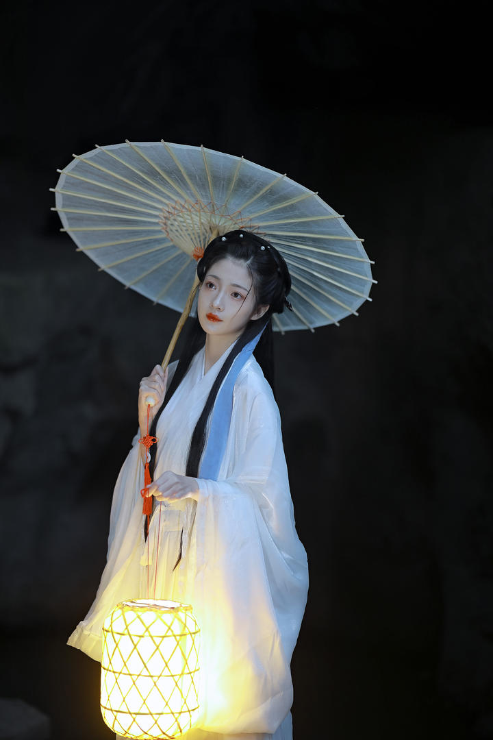 打着灯笼的漂亮汉服美女高清写真图片