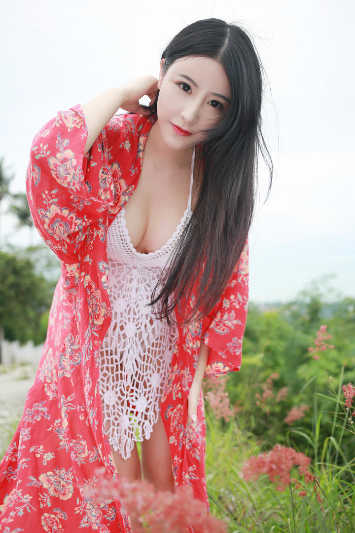 花丛中的性感女神谢芷馨户外写真图片