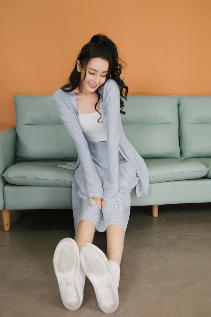 当红花旦迪丽热巴女明星居家生活照写真壁纸图片