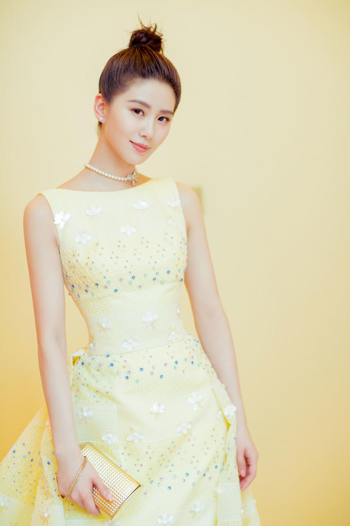 穿黄色连衣裙的气质美女明星刘诗诗高清写真图片