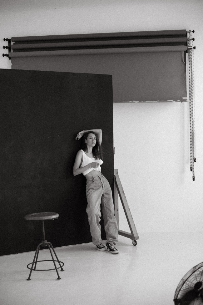 黑白棚拍美女人体图片