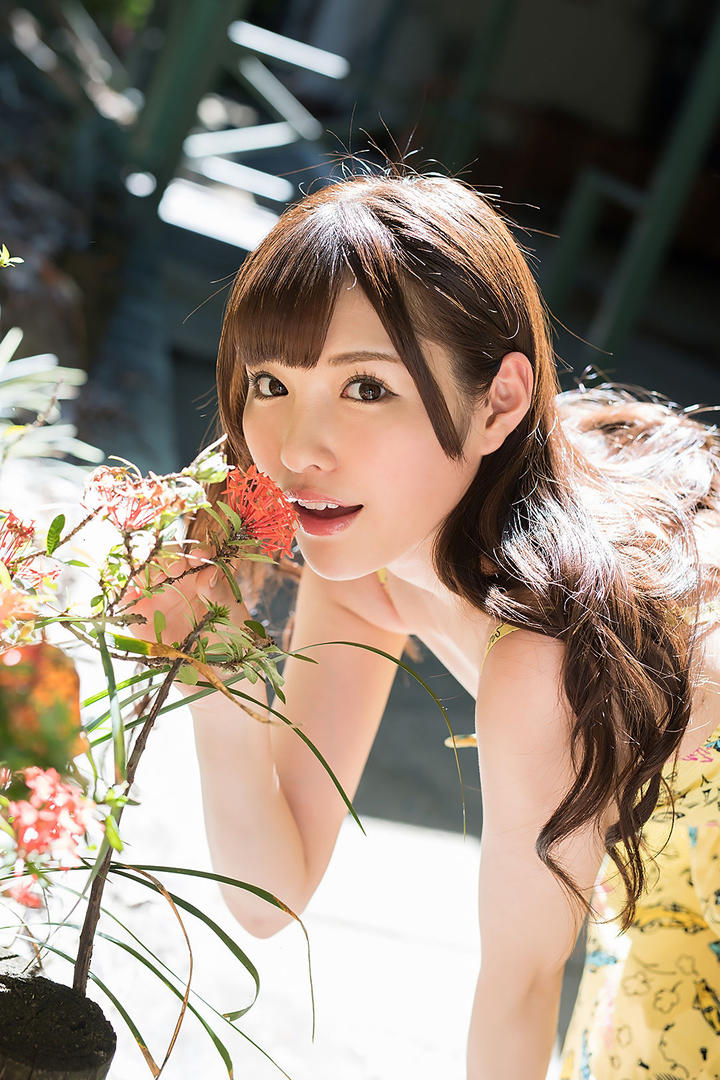 闻花香的高清日本清纯美女图片