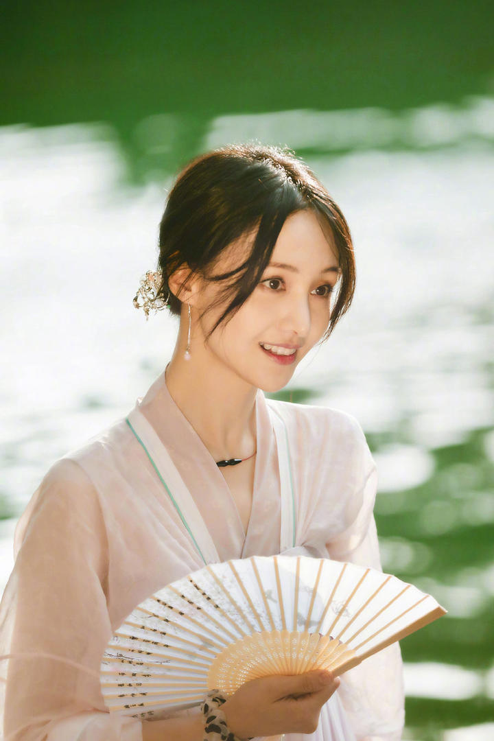 郑爽汉服造型甜美写真图片