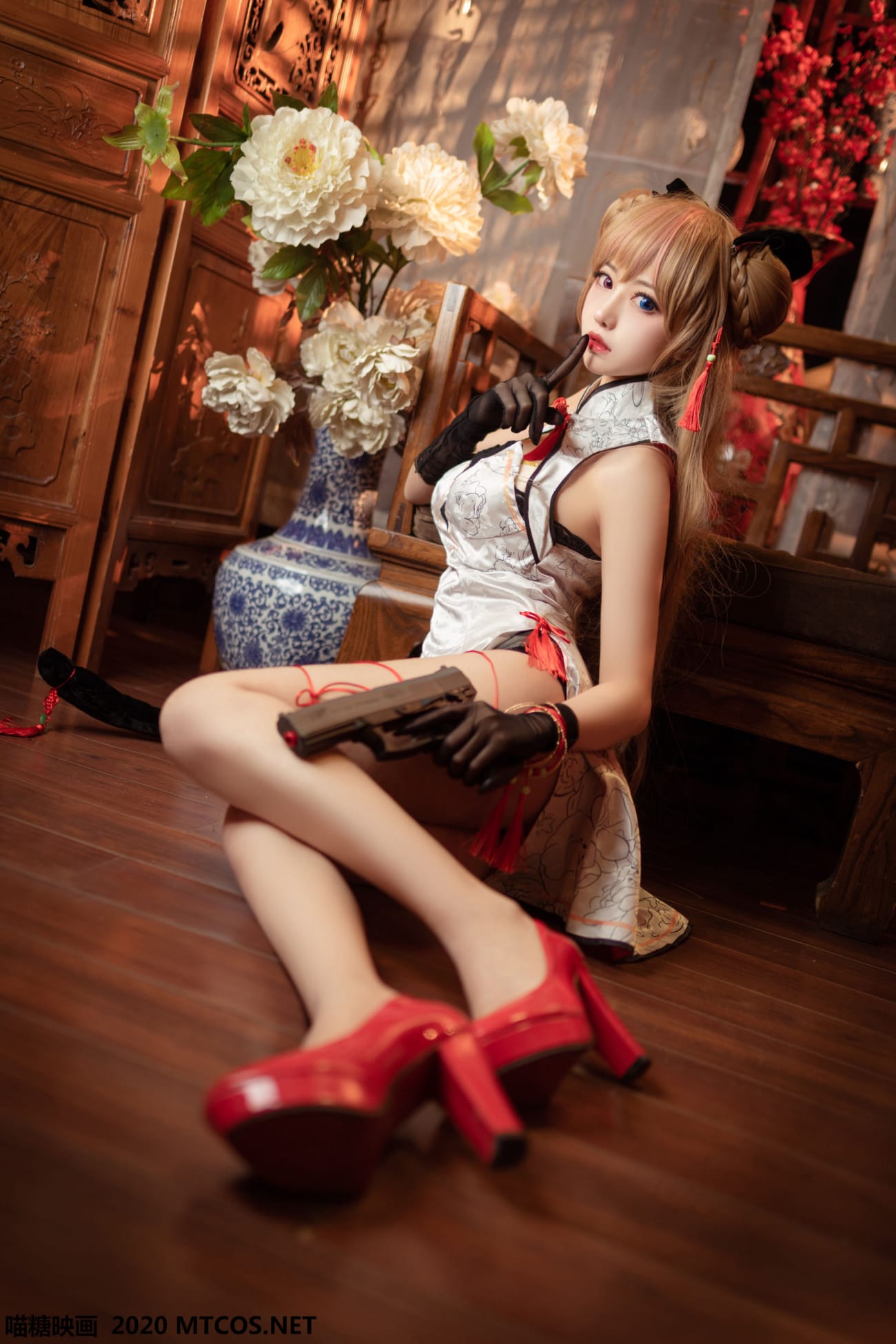 喵糖映画邻家妹子Shika小鹿鹿蜂糖花旗袍COS英姿美图