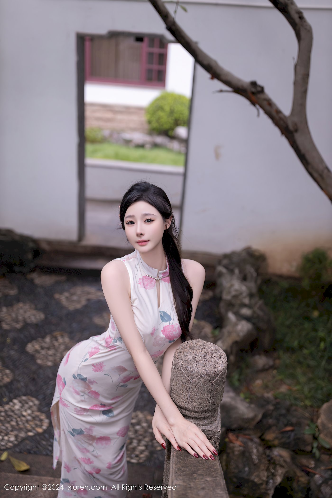 秀人网模特逗逗DouDou粉色连衣裙搭配肉色丝袜写真